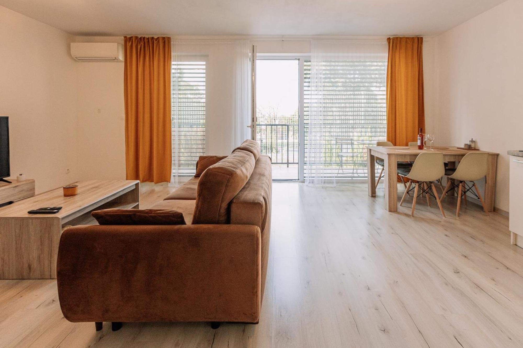 Sunrise Apartments Сенец Экстерьер фото
